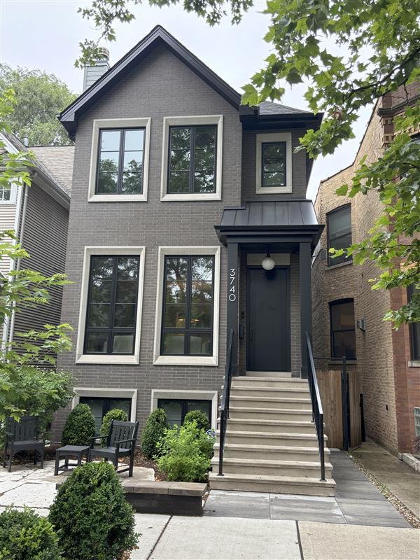 2034 W Melrose St, Chicago